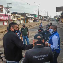Delimitan espacio público en la galería de Santa Elena