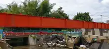 Instalan vigas del puente sobre el río Lili