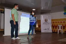 Líderes del barrio El Guabal destacaron el trabajo comunitario de funcionaria caleña