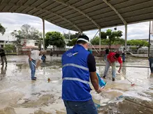 Limpian, desinfectan y enlucen escenarios deportivos comunitarios