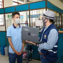 Más de 500 estudiantes reciben computadores para estudiar desde sus casas
