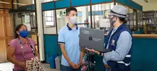 Más de 500 estudiantes reciben computadores para estudiar desde sus casas