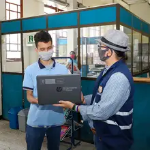Más de 500 estudiantes reciben computadores para estudiar desde sus casas