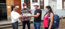 Más de 500 estudiantes reciben computadores para estudiar desde sus casas