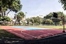 Cancha múltiple en zona dura con dos tableros para básquet