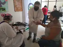Niños, niñas y adultos recibieron su vacuna hoy en la IEO Nuevo Latir