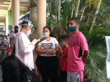 Niños, niñas y adultos recibieron su vacuna hoy en la IEO Nuevo Latir