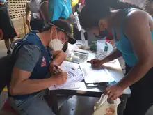 Niños, niñas y adultos recibieron su vacuna hoy en la IEO Nuevo Latir