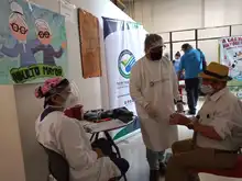 Niños, niñas y adultos recibieron su vacuna hoy en la IEO Nuevo Latir