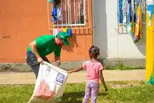 Sembrando actos de amor con la comunidad de la urbanización Río Cauca