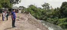 Ya no se ve la montaña de escombros a lo largo del canal de aguas lluvias que queda en el barrio Villa Blanca de la comuna 13