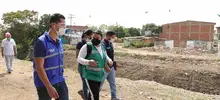 Ya no se ve la montaña de escombros a lo largo del canal de aguas lluvias que queda en el barrio Villa Blanca de la comuna 13