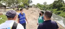 Ya no se ve la montaña de escombros a lo largo del canal de aguas lluvias que queda en el barrio Villa Blanca de la comuna 13