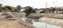 Ya no se ve la montaña de escombros a lo largo del canal de aguas lluvias que queda en el barrio Villa Blanca de la comuna 13