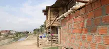 Ya no se ve la montaña de escombros a lo largo del canal de aguas lluvias que queda en el barrio Villa Blanca de la comuna 13