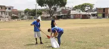 Ya no se ve la montaña de escombros a lo largo del canal de aguas lluvias que queda en el barrio Villa Blanca de la comuna 13