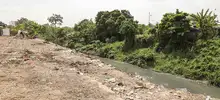 Ya no se ve la montaña de escombros a lo largo del canal de aguas lluvias que queda en el barrio Villa Blanca de la comuna 13