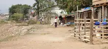 Ya no se ve la montaña de escombros a lo largo del canal de aguas lluvias que queda en el barrio Villa Blanca de la comuna 13