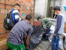En el barrio Los Alcázares se hizo barrismo social y Huertas por la Vida con hinchas del Deportivo Cali 