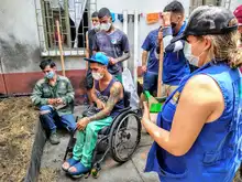 En el barrio Los Alcázares se hizo barrismo social y Huertas por la Vida con hinchas del Deportivo Cali 