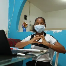 Fanny Alegría, estudiante del Nuevo Latir, ya tiene computador para continuar sus estudios
