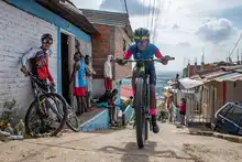En medio de una rodada por Siloé, ciclistas caleños pidieron respeto por la vida en las vías