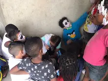 Con mitos y leyendas del Pacifico, los niños reasentados del Jarillon viven su Halloween