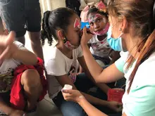 Con mitos y leyendas del Pacifico, los niños reasentados del Jarillon viven su Halloween