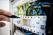 Capacítese como tecnóloga en electricidad industrial