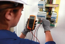 Capacítese como tecnóloga en electricidad industrial