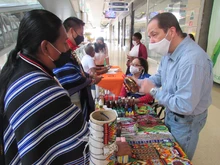 Indígenas y afros exhiben sus productos desde la Feria Artesanal en el Centro Comercial Estación