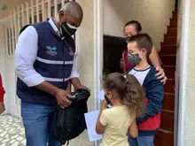 150 kits escolares entregados para promover cultura cívica en la niñez del barrio Poblado II