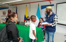 Estudiantes con discapacidad y víctimas del conflicto recibieron dispositivos tecnológicos