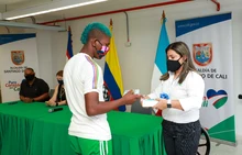 Estudiantes con discapacidad y víctimas del conflicto recibieron dispositivos tecnológicos