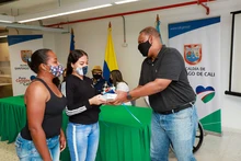 Estudiantes con discapacidad y víctimas del conflicto recibieron dispositivos tecnológicos