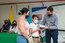 Estudiantes con discapacidad y víctimas del conflicto recibieron dispositivos tecnológicos