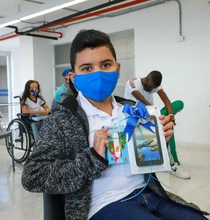 Estudiantes con discapacidad y víctimas del conflicto recibieron dispositivos tecnológicos