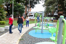 Habitantes de la comuna 17 disfrutan 2525 metros cuadrados de nueva zona verde