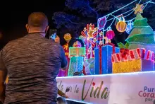 A bordo de bici, la Secretaría del Deporte alumbró la navidad de los caleños