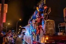 A bordo de bici, la Secretaría del Deporte alumbró la navidad de los caleños