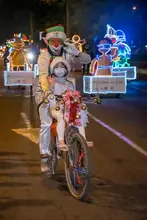 A bordo de bici, la Secretaría del Deporte alumbró la navidad de los caleños