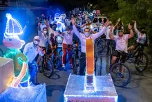 A bordo de bici, la Secretaría del Deporte alumbró la navidad de los caleños