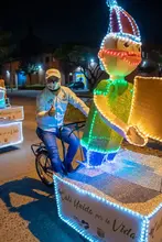 A bordo de bici, la Secretaría del Deporte alumbró la navidad de los caleños