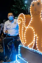 A bordo de bici, la Secretaría del Deporte alumbró la navidad de los caleños