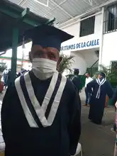 Habitantes de calle reciben la Navidad con diploma en mano