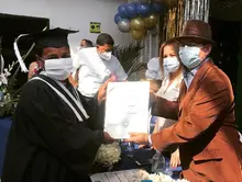 Habitantes de calle reciben la Navidad con diploma en mano