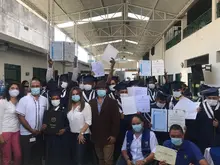 Habitantes de calle reciben la Navidad con diploma en mano