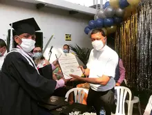 Habitantes de calle reciben la Navidad con diploma en mano