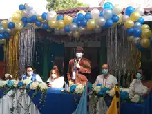 Habitantes de calle reciben la Navidad con diploma en mano