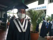 Habitantes de calle reciben la Navidad con diploma en mano